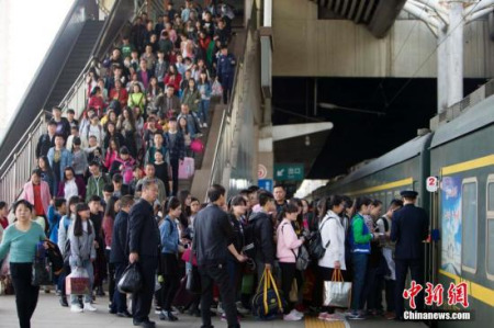 4月1日,，山西太原火車站，民眾準(zhǔn)備乘車出行,。清明小長假即將來臨,，中國多地民眾踏上返鄉(xiāng)祭祖的旅途，交通出現(xiàn)中短途客流高峰,。<a target='_blank' >中新社</a>記者 張云 攝