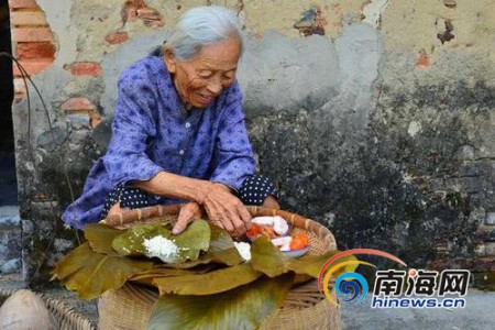 趙應(yīng)瓊92歲祖奶奶陳阿婆包粽子手藝嫻熟。（圖片來源：南海網(wǎng)）