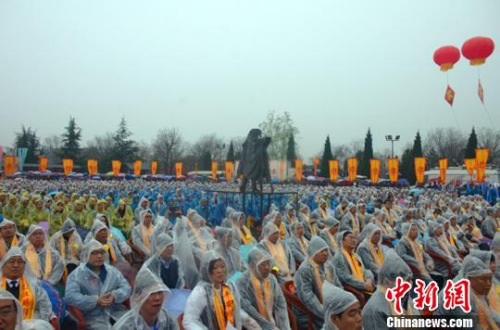 第二十七屆洪洞大槐樹文化節(jié)尋根祭祖大典開幕,，萬余移民后裔祭拜先祖,。　劉東杰 攝