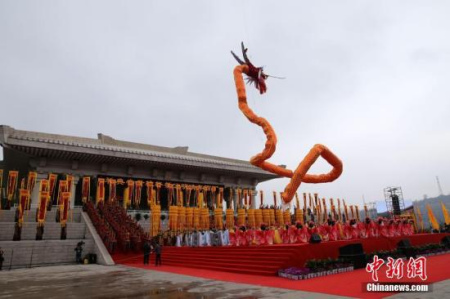 4月4日，丁酉（2017）年清明公祭軒轅黃帝典禮在陜西黃陵縣舉行,。萬余名海內(nèi)外華夏兒女齊聚橋山黃帝陵,，共同祭拜中華民族的“人文初祖”軒轅黃帝。<a target='_blank' >中新社</a>記者 張遠(yuǎn) 攝