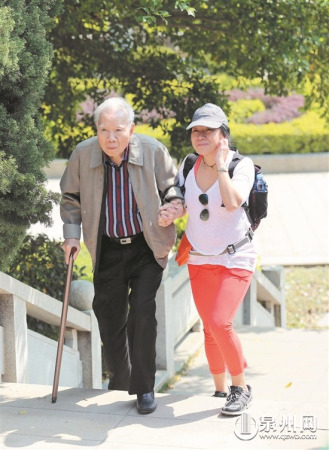 85歲老者在女兒攙扶下為母親掃墓(莊麗祥/攝) 85歲老者在女兒攙扶下為母親掃墓(莊麗祥/攝)