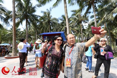 嘉賓在好圣村合影留念,。