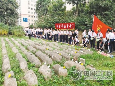 連續(xù)10多年,，新會華僑中學(xué)師生每年都來到華僑義冢進(jìn)行拜祭，校方認(rèn)為，這是對學(xué)生進(jìn)行愛國主義教育最好的素材,。