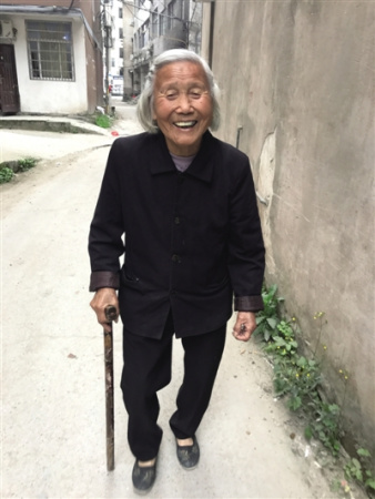 104歲的陳宣翠老人腿腳靈便,頭上還有不少黑發(fā),,得知我們前來拜訪,,老人拄著拐杖快步帶路。朝丹 攝 104歲的陳宣翠老人腿腳靈便,,頭上還有不少黑發(fā),得知我們前來拜訪,,老人拄著拐杖快步帶路,。朝丹 攝