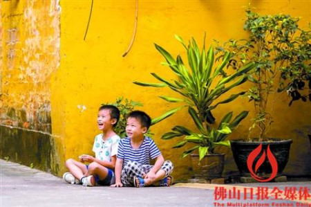 柏樹(shù)巷黃色房子前,,兩位小朋友正在玩耍。/佛山日?qǐng)?bào)記者王澍攝 柏樹(shù)巷黃色房子前,兩位小朋友正在玩耍,。/佛山日?qǐng)?bào)記者王澍攝