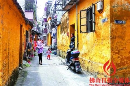 柏樹(shù)巷一帶的房子,,除了本地人居住外,有些被外地務(wù)工者租住,。中午時(shí)分,,他們帶著孩子在巷子內(nèi)聊天,。/佛山日?qǐng)?bào)記者覃征鵬攝 柏樹(shù)巷一帶的房子,除了本地人居住外,,有些被外地務(wù)工者租住,。中午時(shí)分,他們帶著孩子在巷子內(nèi)聊天,。/佛山日?qǐng)?bào)記者覃征鵬攝