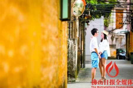 縱橫交錯(cuò)的小巷子和鮮艷明快的色彩,,是情侶們的拍照勝地,。/佛山日?qǐng)?bào)記者王澍攝 縱橫交錯(cuò)的小巷子和鮮艷明快的色彩,,是情侶們的拍照勝地。/佛山日?qǐng)?bào)記者王澍攝