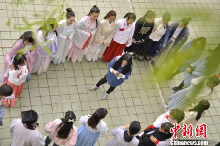 蘭州漢服雅集會的成員交流學習?!⌒焐?攝 蘭州漢服雅集會的成員交流學習,?!⌒焐?攝