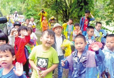 興隆熱帶花園融自然、人文,、農(nóng)藝,、園林與環(huán)境生態(tài)保護于一體，圖為來自?？谟變簣@的小朋友在園中進行戶外教學(xué),。