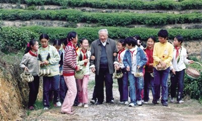 青青茶園里，周大風(fēng)先生和孩子們一邊采茶，一邊唱起了《采茶舞曲》,。