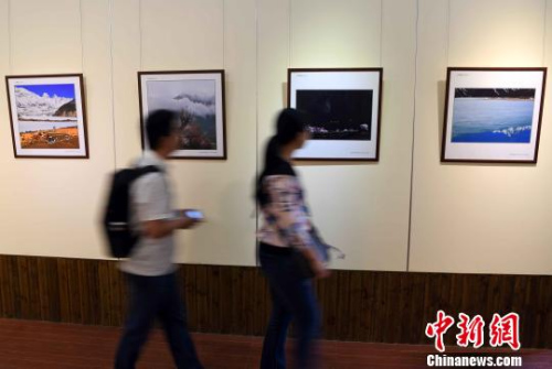 此次影展共展出福建省華僑攝影學(xué)會(huì)的攝影作品共60多幅,，攝影家們以獨(dú)特的視角,，記錄下西藏、新疆的美好瞬間和發(fā)展的嶄新風(fēng)貌,?！⒖筛?攝