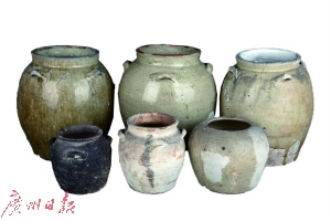 新會官沖窯出品的瓷器,兩者在各方面比較相似,。 新會官沖窯出品的瓷器,,兩者在各方面比較相似,。