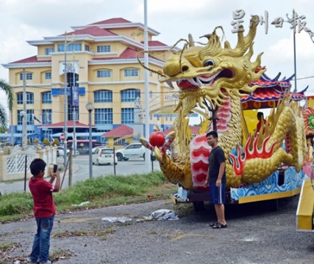 在本地難得一見的花車引起民眾注意,，與花車拍照作紀(jì)念