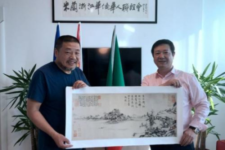 著名書畫家龐戎教授與米蘭浙江華僑華人聯(lián)誼會(huì)會(huì)長(zhǎng),、銀河互贏機(jī)構(gòu)董事長(zhǎng)朱金亮合影,。 著名書畫家龐戎教授與米蘭浙江華僑華人聯(lián)誼會(huì)會(huì)長(zhǎng),、銀河互贏機(jī)構(gòu)董事長(zhǎng)朱金亮合影。
