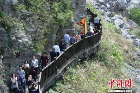 海外華文媒體一行踏訪先秦古棧道,一探古蜀道的歷史文化魅力,。張浪 攝 海外華文媒體一行踏訪先秦古棧道,,一探古蜀道的歷史文化魅力,。張浪 攝