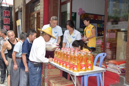 愛(ài)心物資派發(fā)現(xiàn)場(chǎng),。 愛(ài)心物資派發(fā)現(xiàn)場(chǎng),。