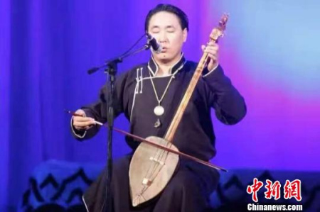 圖為青年呼麥表演者青龍的演出劇照,。呼和浩特民族演藝集團 供圖 圖為青年呼麥表演者青龍的演出劇照。呼和浩特民族演藝集團 供圖