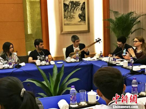 阿塞拜疆小伙子Fazil現場彈唱民族樂器塔爾琴,?!⒅?攝 阿塞拜疆小伙子Fazil現場彈唱民族樂器塔爾琴,。 劉著之 攝