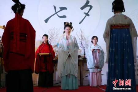 西安百余名漢服愛好者齊聚漢城湖畔,,身著漢服向織女星乞求智巧,并以折紙,、漢舞表演,、茶藝展示等形式度過七夕。圖為“乞巧”祭拜,。張遠 攝 西安百余名漢服愛好者齊聚漢城湖畔,身著漢服向織女星乞求智巧,,并以折紙,、漢舞表演、茶藝展示等形式度過七夕,。圖為“乞巧”祭拜,。張遠 攝