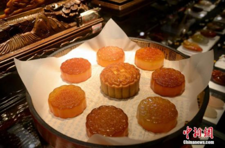 工藝美術(shù)大師雕出玉石“月餅”迎中秋 <a target='_blank' >中新社</a>記者 程景偉 攝 工藝美術(shù)大師雕出玉石“月餅”迎中秋 <a target='_blank' >中新社</a>記者 程景偉 攝