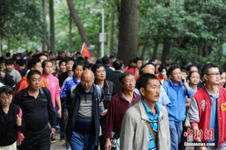 貴陽市民重陽節(jié)集體登上黔靈山望遠,。<a target='_blank' >中新社</a>記者 賀俊怡 攝 貴陽市民重陽節(jié)集體登上黔靈山望遠。<a target='_blank' >中新社</a>記者 賀俊怡 攝