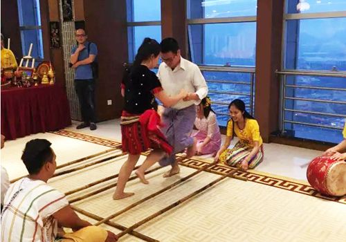 緬甸留學(xué)生表演小型竹竿舞,。 緬甸留學(xué)生表演小型竹竿舞,。