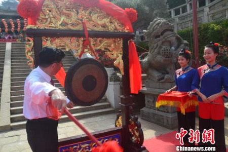 圖為莆田市原人大主任林國良先生為廟會啟動儀式開鑼,?!×秩喝A 攝 圖為莆田市原人大主任林國良先生為廟會啟動儀式開鑼,。 林群華 攝