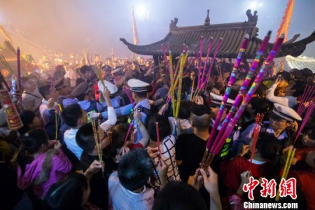 18日晚,,媽祖信眾每人手持香火,將祖廟香爐圍得里外三層,,等待零點(diǎn)時(shí)分的到來,。 李南軒 攝 18日晚,媽祖信眾每人手持香火,,將祖廟香爐圍得里外三層,,等待零點(diǎn)時(shí)分的到來?!±钅宪?攝