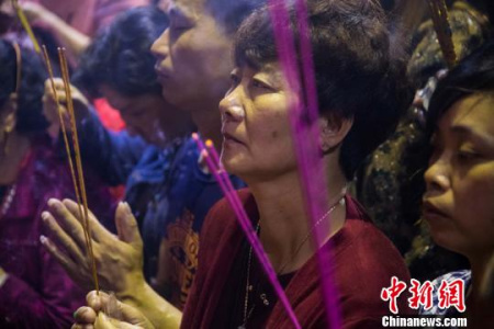 18日晚,,媽祖信眾們虔誠(chéng)膜拜,、懇切許愿,臉上寫滿期待,?!±钅宪?攝 18日晚,,媽祖信眾們虔誠(chéng)膜拜、懇切許愿,,臉上寫滿期待,。 李南軒 攝