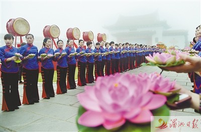 手捧蓮花寓意媽祖普渡眾生,。 手捧蓮花寓意媽祖普渡眾生,。