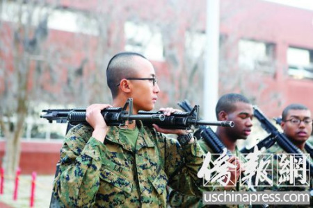 與戰(zhàn)友們一起進行射擊訓練,。（美國《僑報》/陳沉 攝）