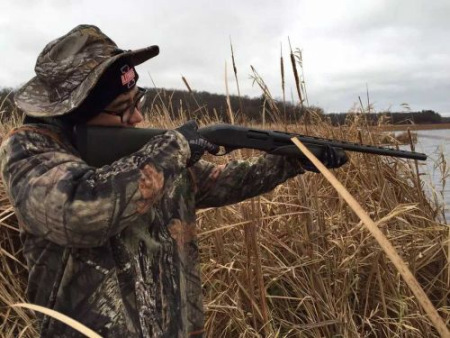 小李在美國接觸了射擊運動,，他覺得如果將來選擇留下，父母會尊重他的選擇,。小李供圖