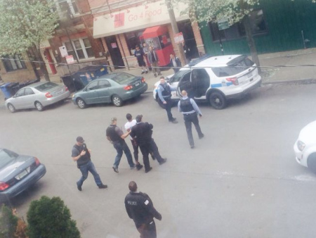 芝加哥華埠附近的高速公路日前發(fā)生槍案,,導致1死1傷,其中一名嫌犯在華埠永活街附近被捕,。(美國《世界日報》) 芝加哥華埠附近的高速公路日前發(fā)生槍案,,導致1死1傷,,其中一名嫌犯在華埠永活街附近被捕,。(美國《世界日報》)