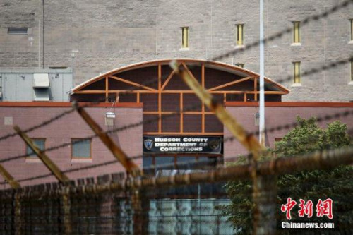 資料圖:美國(guó)新澤西州卡爾尼,哈德遜縣懲教中心景象,。圖片來(lái)源:CFP視覺(jué)中國(guó) 資料圖:美國(guó)新澤西州卡爾尼,,哈德遜縣懲教中心景象,。圖片來(lái)源:CFP視覺(jué)中國(guó)