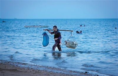 瓊海市潭門鎮(zhèn)海邊,，捕魚歸來的漁民,。