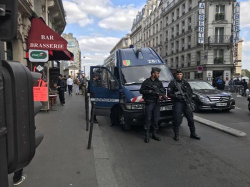 警察荷槍實(shí)彈，嚴(yán)陣以待,。(法國(guó)《歐洲時(shí)報(bào)》/黃冠杰 攝)