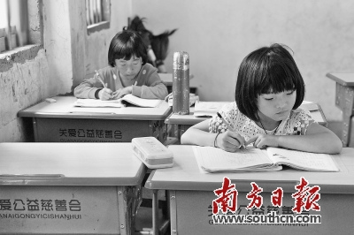 山區(qū)教育資源匱乏,,紅場希望小學(xué)僅有的13名老師中,,有3名是支教老師。 山區(qū)教育資源匱乏,,紅場希望小學(xué)僅有的13名老師中,,有3名是支教老師。