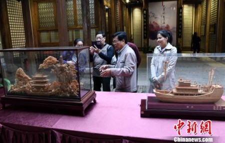 “無聲詩 立體畫——福州軟木畫作品展”在福州的福建省海峽民間藝術館展開幕?！∮浾邉⒖筛?攝