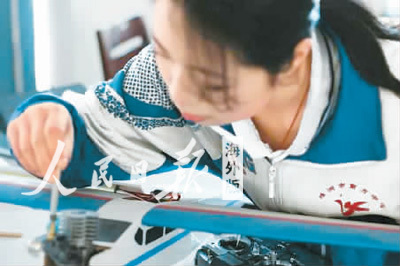 劉樂宇的愛好是研究各種航空模型,。她即將出國,,希望可以在國外把研究模型當(dāng)作自己科研的一部分,從而得到大家的認(rèn)可,。圖為劉樂宇在組裝航空模型。 劉樂宇的愛好是研究各種航空模型,。她即將出國,希望可以在國外把研究模型當(dāng)作自己科研的一部分,,從而得到大家的認(rèn)可,。圖為劉樂宇在組裝航空模型。