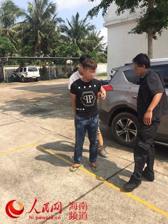 圖為嫌疑人被警方控制,。 圖為嫌疑人被警方控制。