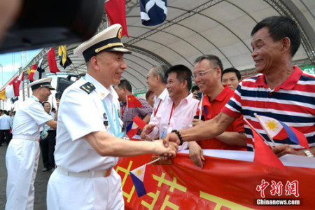 中國海軍艦艇編隊指揮員沈浩少將與到場迎接的旅菲僑胞握手致意,。 <a target='_blank' >中新社</a>記者 張明 攝