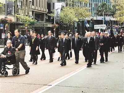 圖為“澳新軍團(tuán)日”當(dāng)天,，中國(guó)軍人后代組成隊(duì)伍參加游行,。