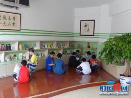 學生們在認真閱讀,。杜曉珊 攝 學生們在認真閱讀。杜曉珊 攝