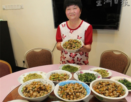 自結(jié)婚后，丘秀鳳每周都需親自準(zhǔn)備客家擂茶及其他菜肴,，早已習(xí)慣烹飪的日子,，隨時(shí)都能變出一大桌的美食