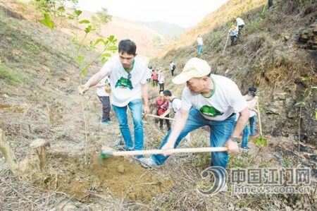 　　在植樹活動(dòng)中，大家熱情高漲,。