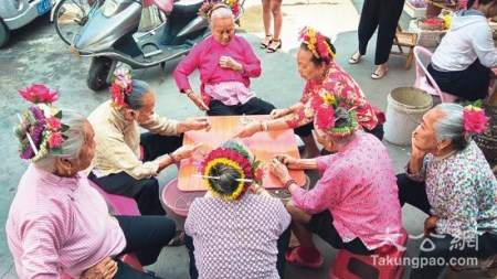 蟳埔女人頭上的“簪花圍”/大公網(wǎng)記者蔣煌基攝 蟳埔女人頭上的“簪花圍”/大公網(wǎng)記者蔣煌基攝