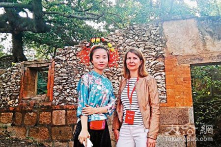 身穿蟳埔女傳統(tǒng)服飾的王秀梅(左)與到訪外國客人/受訪者供圖 身穿蟳埔女傳統(tǒng)服飾的王秀梅(左)與到訪外國客人/受訪者供圖