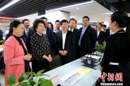 國僑辦主任裘援平(左二),、山東省政府副秘長魏華祥(右一)、山東省僑辦主任劉方會(右二)等一行考察濟(jì)南高新區(qū)政務(wù)服務(wù)大廳僑務(wù)服務(wù)窗口,?!×籂?攝 國僑辦主任裘援平(左二),、山東省政府副秘長魏華祥(右一),、山東省僑辦主任劉方會(右二)等一行考察濟(jì)南高新區(qū)政務(wù)服務(wù)大廳僑務(wù)服務(wù)窗口?!×籂?攝
