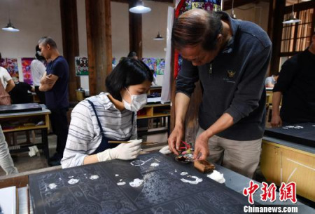 圖為漆藝?yán)蠋熤笇?dǎo)學(xué)生?!蚊?攝 圖為漆藝?yán)蠋熤笇?dǎo)學(xué)生,?!蚊?攝