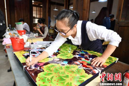 圖為學(xué)員在實(shí)驗(yàn)班基地進(jìn)行創(chuàng)作?!蚊?攝 圖為學(xué)員在實(shí)驗(yàn)班基地進(jìn)行創(chuàng)作,?!蚊?攝